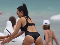 Kourtney Kardashian pokazała pośladki na plaży